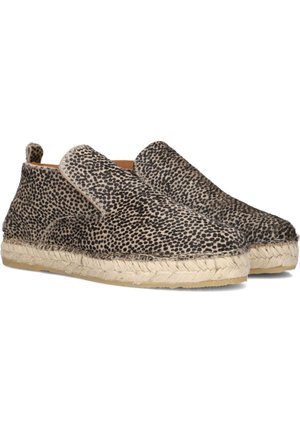 Bruine slip-on schoenen met vlekken en een gevlochten jute zool. Zachter bovenmateriaal, ronde neus en elastische zijpanelen.