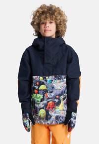 Marineblauwe winterjas met een kleurrijke sci-fi print op de borst en oranje accenten. Voorzien van een capuchon en bijpassende handschoenen.