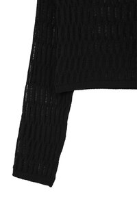 Schwarzer gestrickter Pullover mit einem lockeren, offenen Webmuster. Der Ärmel ist lang und am Bund eng anliegend und zeigt ein strukturiertes Design.