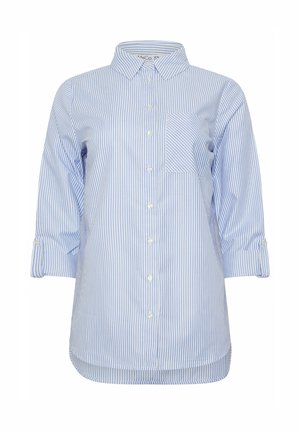Blå og hvide vertikale stribede skjorte med knapper, frontlomme og trekvartlange ærmer rullet op ved manchetterne.