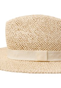 Bredskygget stråhat lavet af let beige vævet materiale, med en tekstureret overflade og et solidt beige bånd.