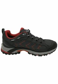 Schwarzer und grauer Wanderschuh mit roten Akzenten. Obermaterial aus Mesh und Synthetik, Gummisohle mit strukturiertem Grip, verstärkte Bereiche und kontrastierende Streifen.