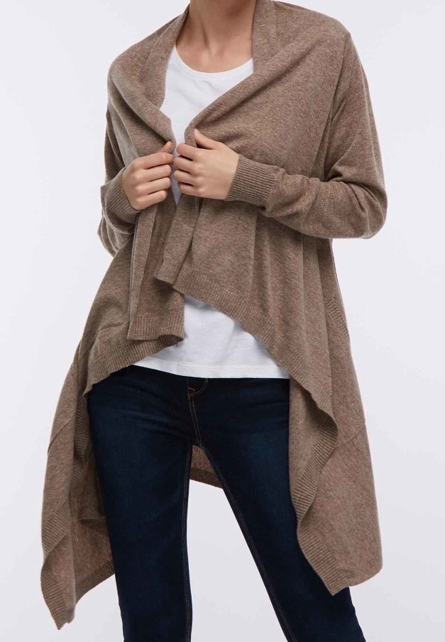 Cardigan marron à devant ouvert en tissu doux, avec un design drapé, manches longues et dos plus long, porté avec un top blanc et un jean.
