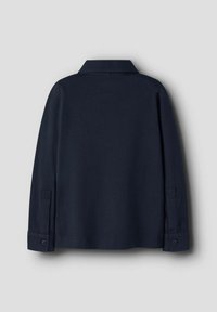 Camicia button-up blu scuro con colletto classico e rigido e maniche lunghe, dotata di polsini con bottoni e una texture di tessuto liscia.