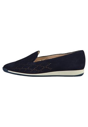 Chaussure en daim bleu marine à enfiler, avec motif d’étoiles perforées, semelle basse blanche et bout arrondi.