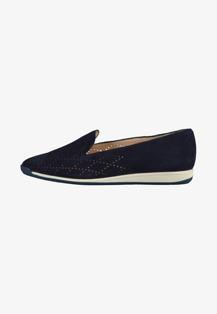 Chaussure en daim bleu marine à enfiler, avec motif d’étoiles perforées, semelle basse blanche et bout arrondi.