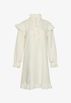 Bílá texturovaná šaty s volánovým límcem a manžetami, zapínání na knoflíky vpředu a krátkými volánkovými detaily na rukávech. Dlouhý rukáv.