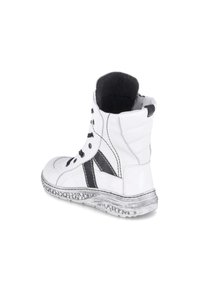 Witte hoge sneakers met zwarte accenten, gestructureerde panelen, rubberen zool en vetersluiting. Voorzien van een gevoerde kraag voor comfort.