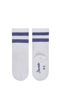 Calzini bianchi in cotone con due strisce orizzontali blu navy in alto e scritte blu navy sulla punta. Forma dritta, texture a coste.