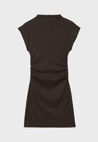 Braunes Tunikakleid mit Kappenärmeln, seitlich gerafft, mit rundem Ausschnitt und einer glatten, weichen Textur.