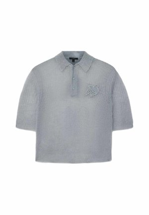 Jasnoszara dzianinowa koszulka polo z krótkim rękawem, kołnierzykiem, trzema guzikami i wypukłym logo po lewej stronie klatki piersiowej. Brak widocznych obiektów w tle.