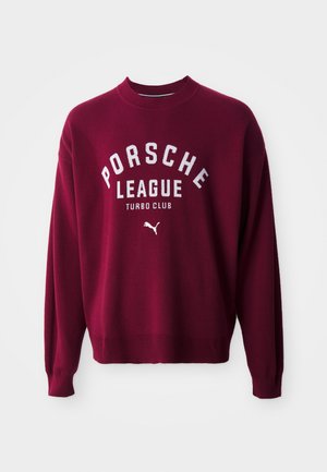 Burgundski pleteni pulover s rebrastim manžetama i rubom, s bijelim natpisom: "PORSCHE LEAGUE TURBO CLUB" i malim bijelim Puma logom.