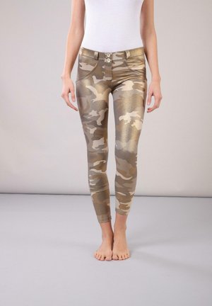Leggings in camouflage dorato con una finitura metallica, dotati di vita alta, chiusura a due bottoni e design slim-fit. Texture morbida.