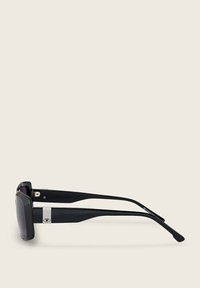 Schwarze Sonnenbrille mit glänzender Oberfläche, rechteckigen Rahmen, dunklen Gläsern und einem silbernen Akzent am Bügel, mit schlanken Bügeln.