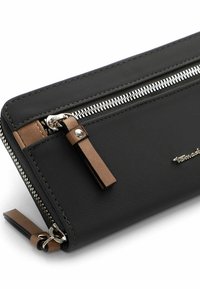 Zwarte nylon portemonnee met een gladde textuur, voorzien van een zilveren rits en bruine leren accenten. Inclusief metalen hardware en een merklogo.