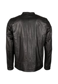 Zwarte leren jas met een gladde textuur, voorzien van een opgevouwen kraag, gewatteerde schouderaccenten en een recht model.