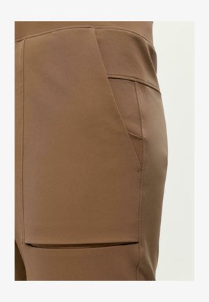 Brūni bikses, kas izgatavotas no elastīga auduma, ar sānu kabatām, gludu tekstūru un pieguļošu jostu.