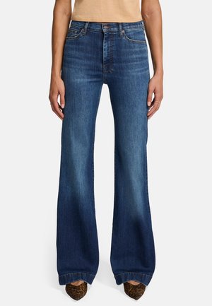 Jeans a zampa d'elefante in denim scuro con vita alta, caratterizzati da sfumature leggere e un classico design a cinque tasche, abbinati a tacchi con stampa animale.