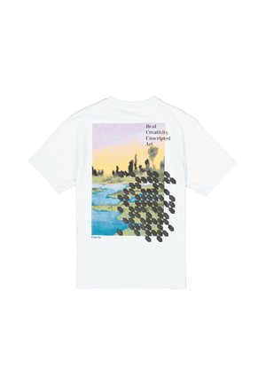 T-shirt en coton blanc avec une impression d'œuvre colorée au dos, incluant des tons bleus et jaunes, avec des motifs hexagonaux noirs.