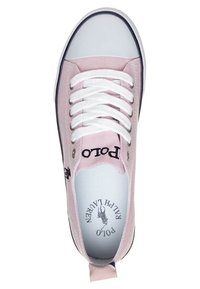 Rosa canvas-sneaker med vita snören, gummität tåhätta och svart "Polo"-logotyp. Har en sydd logotyp på innersulan och marinblå accenter.