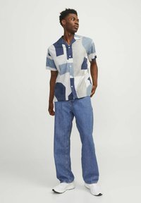 Jack & Jones PREMIUM JPRBLACARNABY PRINT RESORT - Pluus - harbor mist