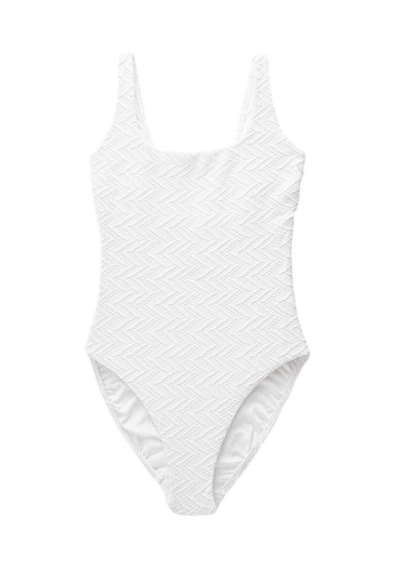 Bañador blanco de una pieza con patrón de zigzag texturizado, escote cuadrado y tirantes anchos sobre un fondo blanco.