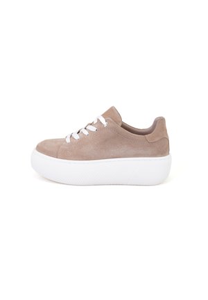 Baskets en suède beige clair avec des lacets blancs, présentant une épaisse semelle en caoutchouc blanc avec des détails texturés et un design à bout rond.