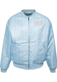 Veste bomber bleu clair avec des rayures verticales blanches, des poignets et un col côtelés. Présente un logo brodé "FUBU" sur la poitrine.