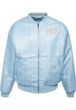 Jachetă bomber albastru deschis cu dungi verticale albe, manșete și guler ribbed. Are brodat pe piept logo-ul "FUBU".