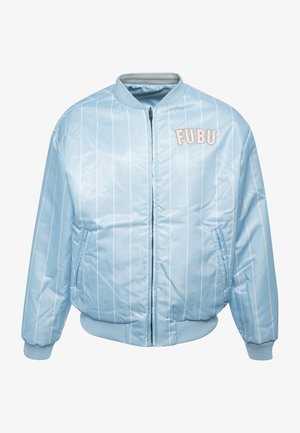 Hellblaue Bomberjacke mit weißen vertikalen Streifen, gerippten Bündchen und Kragen. Mit gesticktem "FUBU"-Logo auf der Brust.