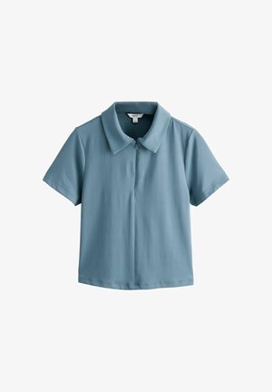 Világoskék rövid ujjú galléros póló, széles gallérral és elrejtett elöl gombokkal, sima fehér háttér előtt bemutatva.
