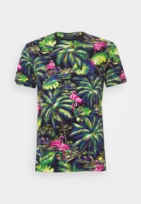 Schwarzes Kurzarmhemd mit buntem tropischem Druck, der grüne Palmenblätter und pinke Flamingos zeigt.