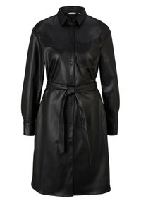 Schwarzes Hemdblusenkleid aus Leder mit einem Kragen, langen Ärmeln, Knopfleiste, einer Brusttasche und einem gebundenen Taillengürtel. Glatte, glänzende Textur.