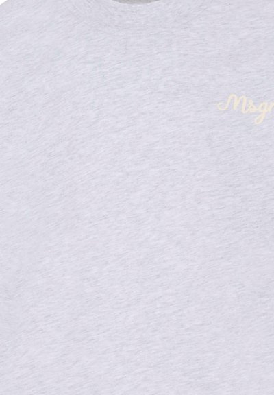 Tessuto grigio chiaro con un piccolo logo ricamato "Msgm" beige sul lato superiore destro.