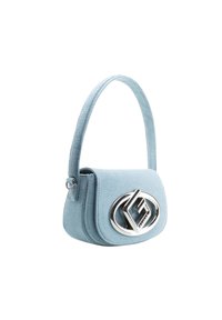 Borsa in tessuto azzurro chiaro con un design curvo, caratterizzata da una spiccata chiusura a farfalla in tono argento e una tracolla corta coordinata.