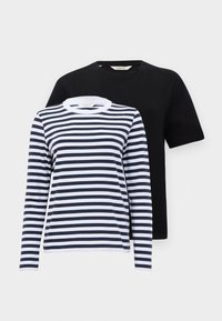 Zwei T-Shirts: eines schwarz mit kurzen Ärmeln und eines navy und weiß gestreift mit langen Ärmeln, beide mit Rundhalsausschnitten und aus weichem Baumwollmaterial.