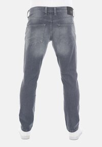 Jeans de mezclilla gris con corte recto, que cuentan con dos bolsillos traseros y una cintura con marca. Textura suave y ligero desvanecimiento en todo su diseño.
