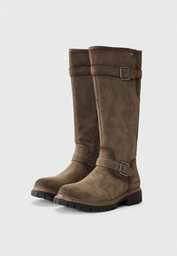Bottes en daim marron hauteur genou avec une finition texturée, dotées d'une fermeture éclair sur le côté, d'une sangle de cheville réglable avec une boucle en métal et d'une semelle en caoutchouc.
