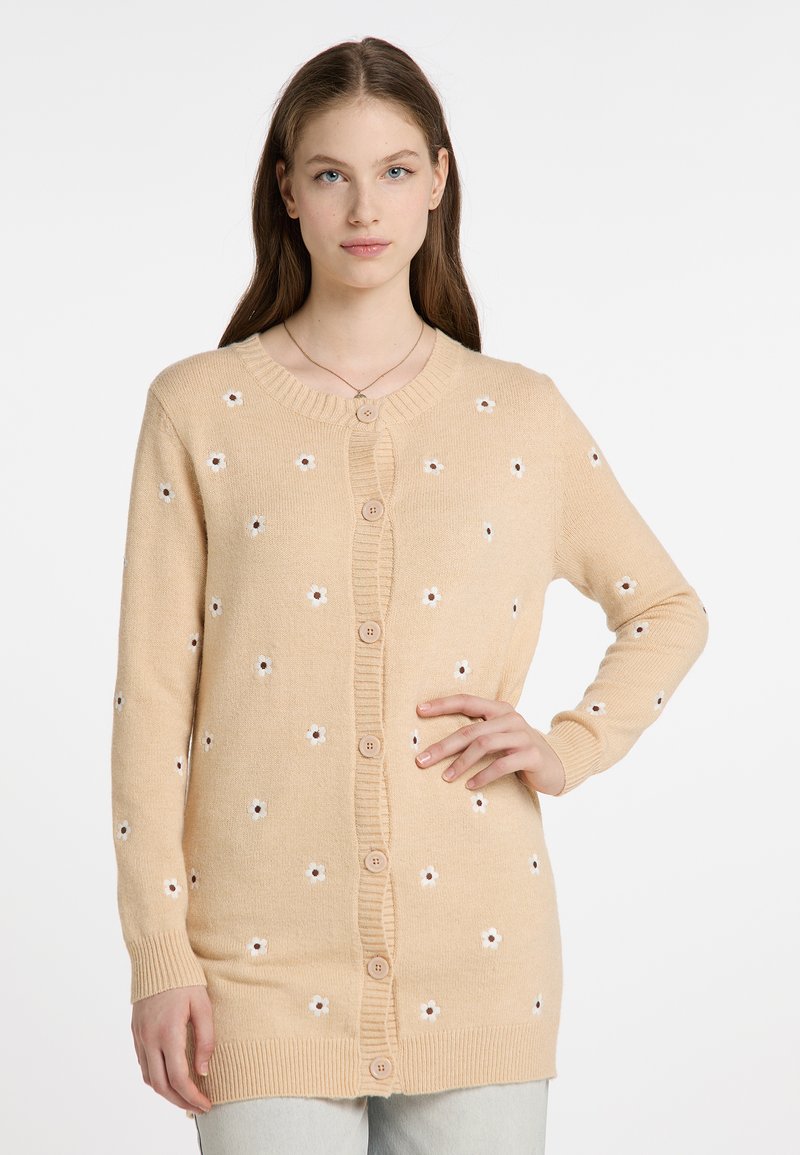 Beige-Strickjacke aus weichem Material, mit Knopfleiste und floralen Stickereien, sowie einem strukturierten Rippkragen und -bündchen.