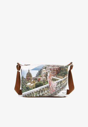 Borsa con stampa paesaggistica che presenta edifici costieri, paesaggio e una cupola. Realizzata in tessuto con una tracolla regolabile marrone e dettagli decorativi.