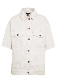 Giacca di jeans beige a maniche corte con colletto, chiusura frontale con bottoni, due tasche sul petto e dettagli di cuciture a contrasto.