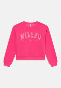 Hett rosa långärmad crewneck-tröja med "MILANO ITALIEN" tryckt i vita blockbokstäver framtill, med ribbade cuffs och nederkant.