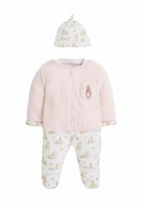 Giacca in pile rosa con bottoni a pressione e una tasca, abbinata a pantaloni bianchi a fantasia con coniglietti e un cappello coordinato con un nodo.