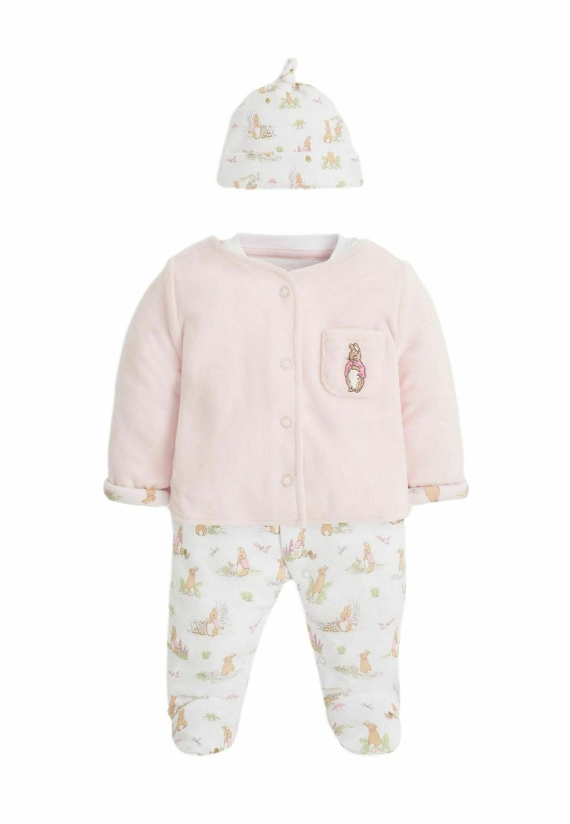 Giacca in pile rosa con bottoni a pressione e una tasca, abbinata a pantaloni bianchi a fantasia con coniglietti e un cappello coordinato con un nodo.