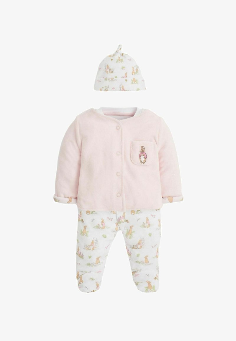 Giacca in pile rosa con bottoni a pressione e una tasca, abbinata a pantaloni bianchi a fantasia con coniglietti e un cappello coordinato con un nodo.