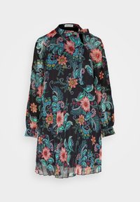 Blommig klänning med svart bakgrund och färgglada blommönster, långa puffärmar, krage och ett svävande design.