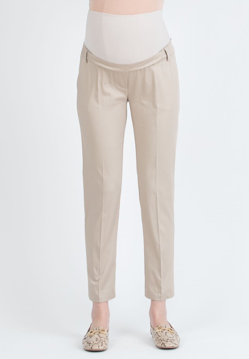 Pantalons de maternité beiges avec un bandeau élastique, design à jambe droite, poches latérales et texture lisse. Tissu léger.