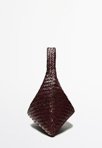 Vävd handväska i burgundy med diamantform, utrustad med ett enda handtag och texturerad yta. Slät finish med intrikata flätningar.