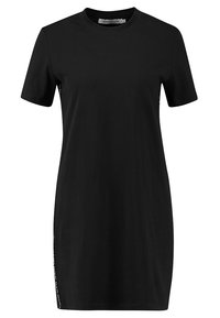 Czarna sukienka t-shirtowa wykonana z bawełny, z krótkimi rękawami, okrągłym dekoltem i prostym krojem. Po bokach znajduje się detal z logo wzdłuż dołu.