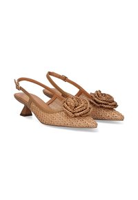 Zapatos slingback trenzados en tono beige con punta afilada, que presentan un detalle de flor trenzada y un bajo tacón tipo bloque. Accentos en cuero suave.